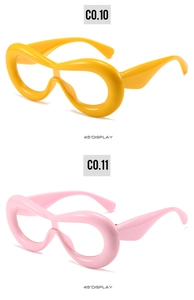 Détail de montures de lunettes épaisses roses et jaunes avec un design puff moderne