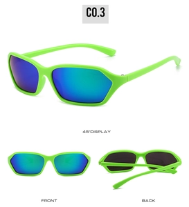 Tre prospettive di occhiali da sole Y2K verdi lucidi con lenti specchiate sfumate blu-verdi