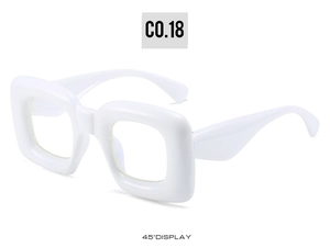 Détail de monture de lunettes carrée épaisse blanche en PC vue sous un angle de 45°