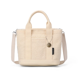 Borsa tote beige in pile Teddy con manici in tela e tracolla regolabile versatile