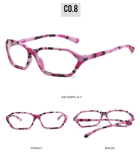 Dettaglio multi-angolo di occhiali da sole rettangolari camouflage rosa in stile cool Y2K