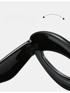 Détail des charnières durables sur la monture de lunettes PC noir brillant