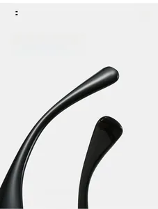 Détail des branches incurvées noir brillant pour un ajustement confortable des lunettes