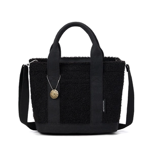 Borsa tote nera in pile peluche con tracolla rimovibile e ciondolo dorato con lettera