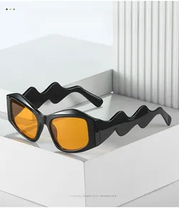 Gros plan sur les lunettes de soleil noires ondulées avec des verres orange vif