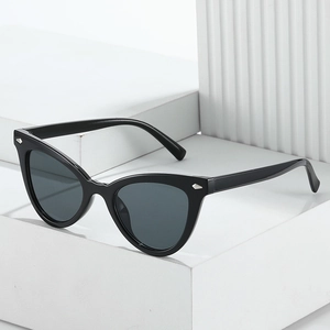 Lunettes de soleil œil de chat noires avec accents en diamant argenté sur fond blanc