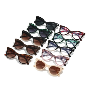 Lot de dix lunettes œil de chat tendance et lunettes anti-lumière bleue assorties