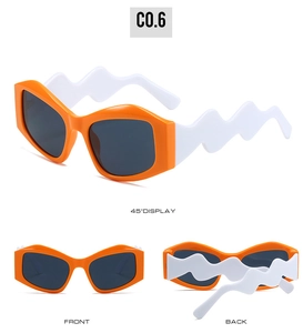 Lunettes de soleil orange géométriques avec branches ondulées blanches en vues multi-angles