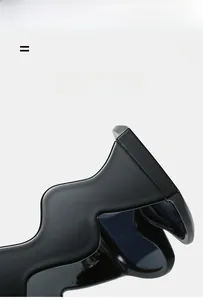 Détail de lunettes de soleil noires avec branche ondulée et monture légère ultra flexible