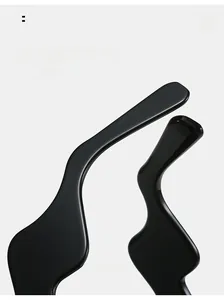 Détail des branches noires ergonomiques incurvées pour lunettes de soleil tendance
