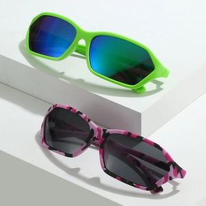 Occhiali da sole Y2K millenium in verde neon e mimetico rosa su espositori moderni