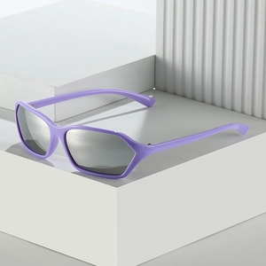 Occhiali da sole Y2K geometrici viola con lenti grigie su supporto bianco minimal