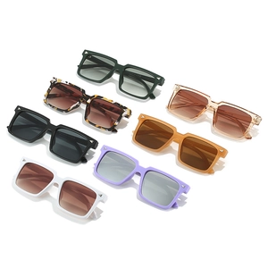 Occhiali da sole quadrati moderni con rivetti d'argento in sette colori alla moda