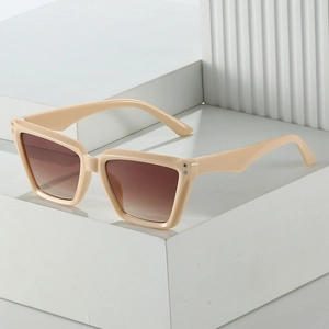 Modische beige Cat-Eye-Sonnenbrille mit dickem Rahmen und braunen Verlaufsgläsern