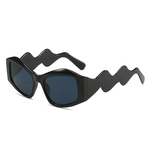 Lunettes de soleil noires irrégulières avec branches ondulées et verres foncés pour femme