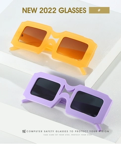 Détail de lunettes de soleil carrées à double pont en jaune vif et violet clair