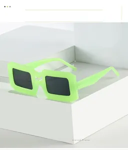 Gros plan sur les lunettes de soleil carrées vert fluo avec monture épaisse et verres foncés