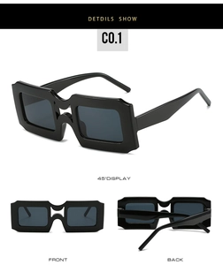 Vue sous trois angles de lunettes de soleil carrées noires avec branches en PC et verres gris