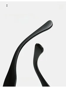 Detailed view of the curved black glossy sunglasses legs for a comfortable and ergonomic fit
