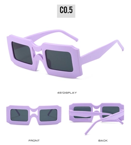 Vue sous trois angles de lunettes de soleil carrées géométriques violettes à verres gris