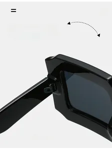 Vue détaillée des charnières durables sur des lunettes de soleil carrées noires