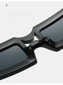 Détails des plaquettes de nez intégrées sur des lunettes de soleil carrées noires