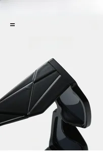 Détail de la branche de lunettes noires avec texture géométrique 3D en relief unique