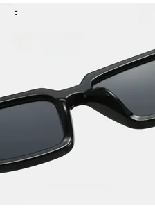 Vue détaillée des plaquettes de nez intégrées sur les lunettes de soleil carrées noires