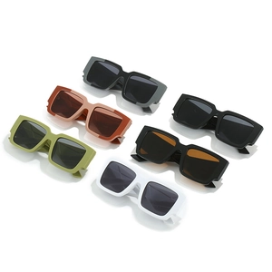 Lunettes de soleil rectangulaires en six couleurs incluant noir, vert et orange