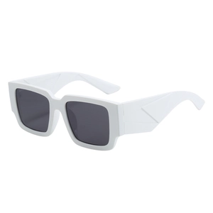 Lunettes de soleil carrées modernes avec monture blanche épaisse et détails en relief
