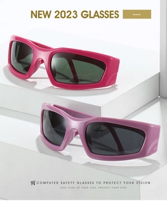 Vue détaillée des lunettes de cyclisme Y2K roses et violettes sur fond blanc