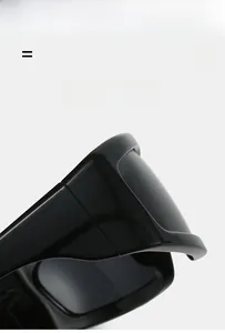 Détail de monture noire légère et super élastique montrant la charnière haute qualité