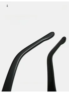 Gros plan sur les branches incurvées noir brillant de lunettes de cyclisme sport