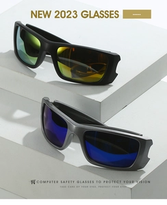 Détail de lunettes de soleil de sport des années 80 avec verres orange et bleus de protection