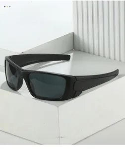 Vue détaillée de lunettes de soleil de sport rectangulaires noir mat sur socle