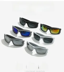 Détail de lunettes de soleil de cyclisme avec branches profilées et montures carrées des années 80