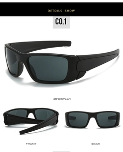 Vue multi-angle de lunettes de soleil de sport carrées noires avec verres gris et branches larges