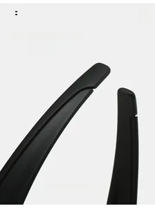 Détail des branches incurvées ergonomiques noir mat sur lunettes de sport rétro