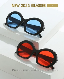 Détail de lunettes de soleil ovales oversize avec monture noire épaisse et verres de couleur