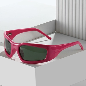Lunettes de cyclisme oversize magenta avec verres foncés sur supports géométriques blancs