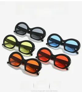 Détail de lunettes de soleil ovales tendance avec verres colorés et montures noires brillantes
