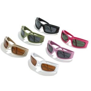 Plusieurs coloris de lunettes de soleil de sport polarisées avec monture enveloppante