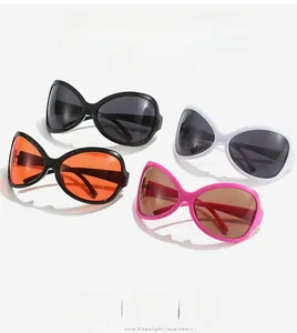 Vue détaillée de quatre lunettes de soleil papillon surdimensionnées aux verres teintés