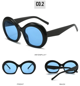 Vue sous trois angles de lunettes de soleil ovales noires avec des verres bleu ciel
