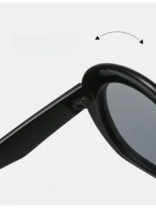 Vue détaillée des charnières métalliques durables sur les lunettes de soleil ovales noires