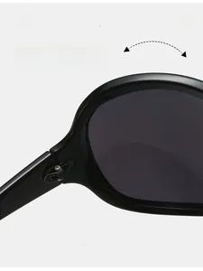 Détail des charnières en métal durable et monture noire polie de lunettes de soleil