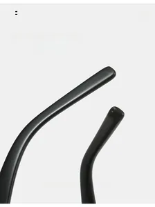 Détail des branches de lunettes noires brillantes courbées pour un confort ergonomique