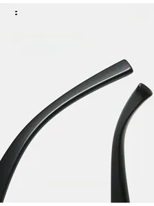 Détail des branches incurvées ergonomiques sur lunettes de soleil pour plus de confort