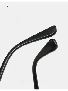 Detail of ergonomic curved mirror legs in glossy black for square frame sunglasses