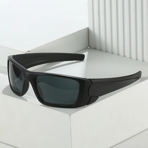 Lunettes de soleil de sport carrées noires des années 80 avec monture mate polarisée